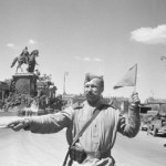 Советский солдат регулирует движение на улице Берлина. Фото О.Кнорринга. 1945 год