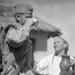 Румынская крестьянка угощает молоком советского солдата. Август 1944 года. Фото В.Гальперина