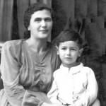 Женя с мамой, Беллой Григорьевной, в 1950 году