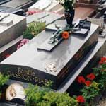 Могила Эдит Пиаф на кладбище Пер-Лашез