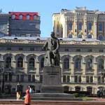 Памятник Н. Лысенко возле Национальной оперы