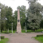 Монумент на месте дуэли. Одна из стел, установленных в 1962 г. художником-архитектором А.И. Лапировым