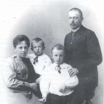 Старшая дочь А.М.Жемчужникова Ольга с мужем и детьми Владимиром и Сергеем. 1899 г.