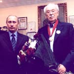 13 марта 2003 г. Москва. 90-летие Сергея Михалкова. Президент России Владимир Путин поздравляет писателя в домашнем кабинете юбиляра