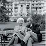 Вера и Владимир Набоковы в парке отеля Montreux Palace. Сейчас здесь  установлен памятник Владимиру Набокову