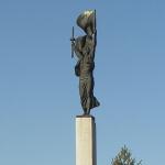Статуя девушки-партизанки