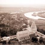 Вид с колокольни на Москва-реку (внизу видна башня «Дуло» и братский корпус; слева от излучины реки — церковь в Старом Симонове), старая фотография