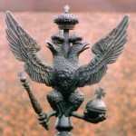 Один из гербов России, украшаюших ограду Александрийской колонны